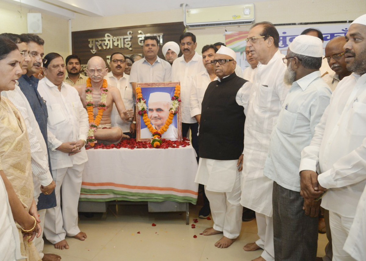 Mumbai Congress Paying Tribute to Mahatma Gandhji & Lal Bahadur Shastriji on thier Birth Anniversary.
