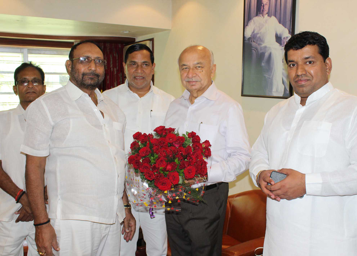 Mrcc Ex.President giving Birthday Wishes to Former Chief Minister Sushilkumar Shinde at Bandra Residence.