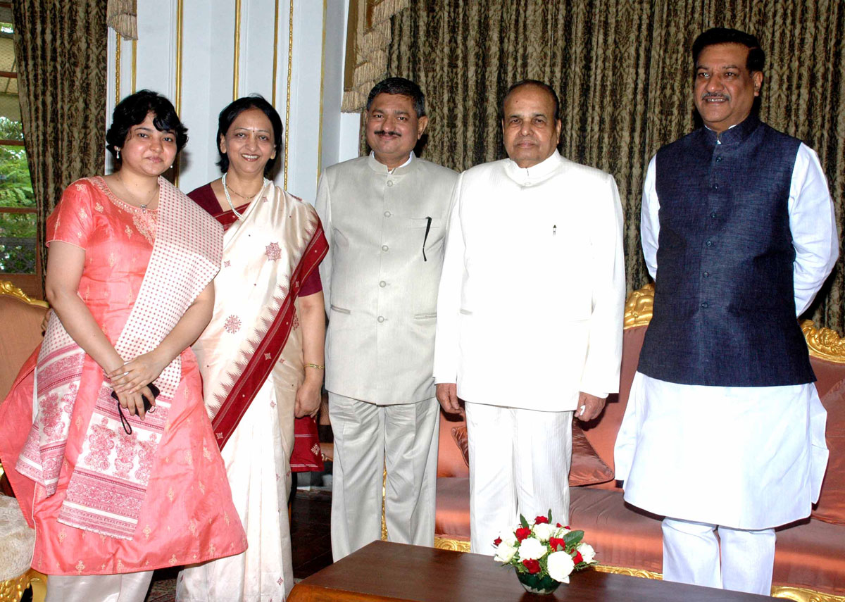GOVERNOR K.SANKAARANARAYANAN & CHIEF MINISTER PRITHVIRAJ CHAVAN AT RAJ BHAVAN MUMBAI.