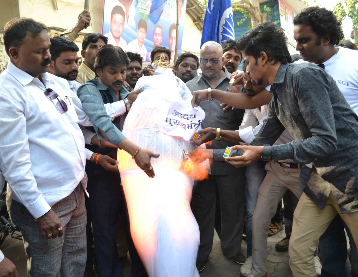 RPI Workers Burn Effigy & Protest Against Chief Minister Prithviraj Chavan At Azad Maidan.