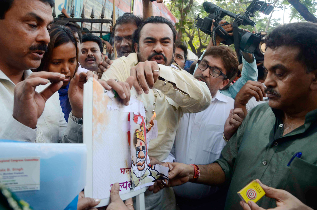 Mumbai Congress President Sanjay Nirupam Lead Protest with Congress Party workers at CST against Arrest of Cong VP Rahul Gandhi by Delhi Police.