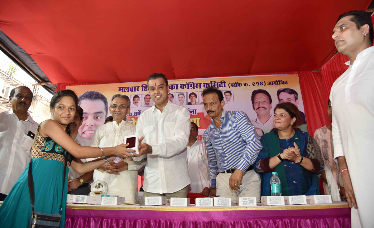 South Mumbai Congress Party Ex.Union Minister Milind Deora during Free Umbrella Distribution to Senior Citizens also Felicitation of SSC HSC Topper Students by Mobile Gifts at Tardeo.