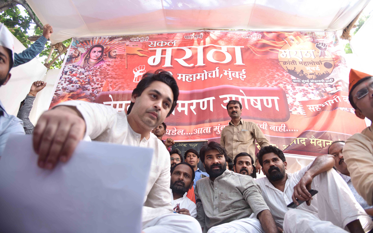 MSP Yuva Leaders Nilesh Rane  Meets Maratha Aarakshan Avtivist on Hunger Stike at Azad Maidan.