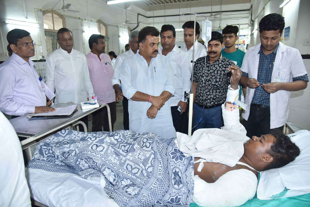 MRCC President Sanjay Nirupam & BMC Opposition Leader visited St. George Hospital & Bridge Collapse Spot CST.