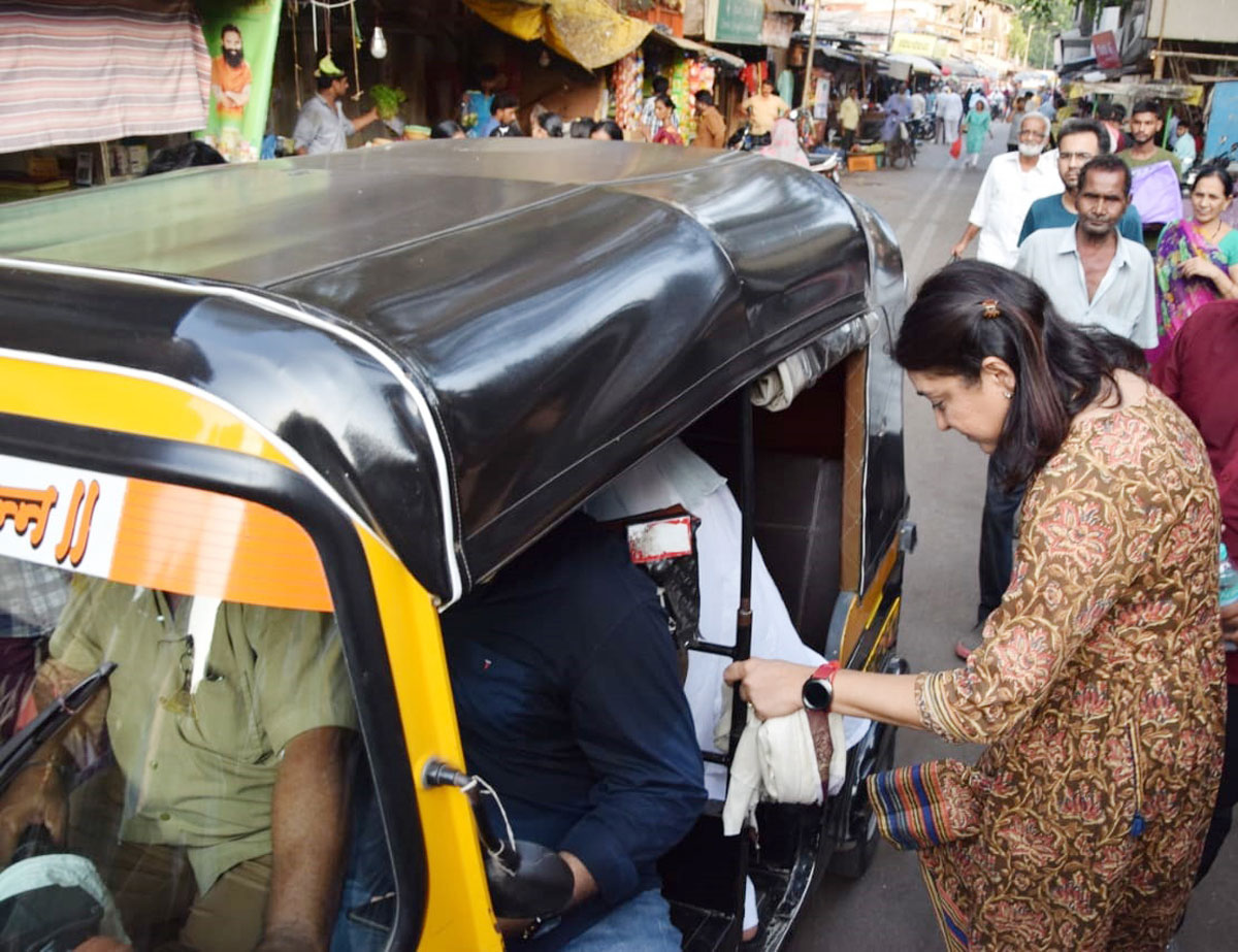 Mumbai North Central LS Congress-NCP Candidate Priya Dutt took Auto Rickshaw & Travelled during her Election Campaign at Bandra.