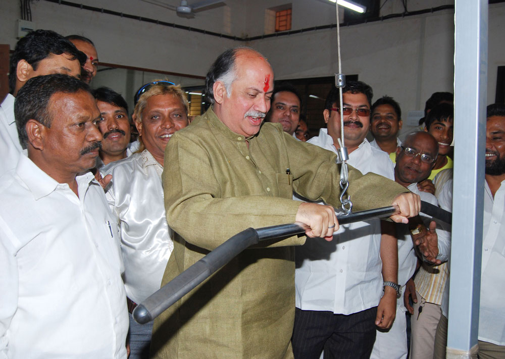 UNION MINSTER OF HOME & COMMUNICATIONS AND INFORMATION TECHNOLOGY SHRI GURUDAS KAMAT INAUGRATED WELFARE CENTER AT ANDHERI.
