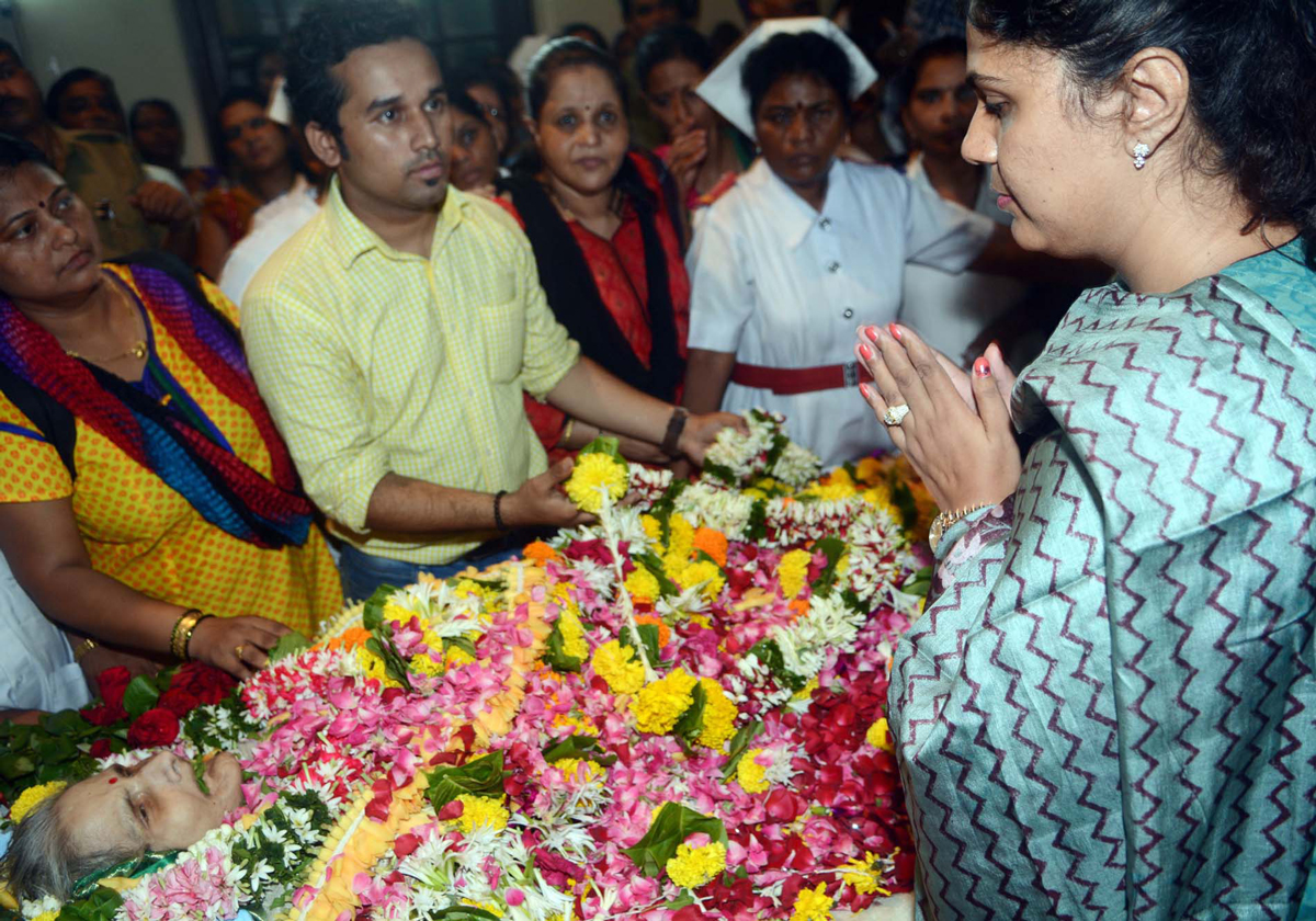 Minister Pankaja Munde-Palve Paying Homage to Aruna Shanbaug.