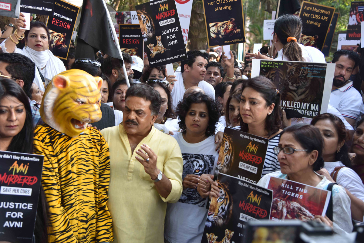 Mumbaikars Protest Silent March against @Avanitigeress issue at Shivaji Park Dadar.