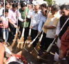 Chief Minister Devendra Fadnavis during Swacchh Bharat Abhiyaan at Crawford Market.