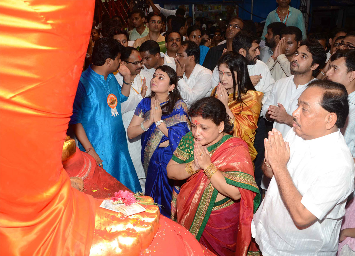 MINISTER NARAYANRAO RANE WITH WIFE SMT.NILAMTAI RANE AT LALBAUGH RAJA DARSHAN ON OCCASION GANPATI FESTIVAL IN MUMBAI.