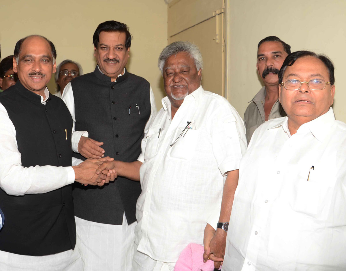 DALIT PANTHER LEADER NAMDEO DASAL MEETS CHIEF MINISTER  PRITHIVIRAJ CHAVAN & MPCC PRESIDENT MANIKRAO THAKRE  AT TILAK BHAVAN.