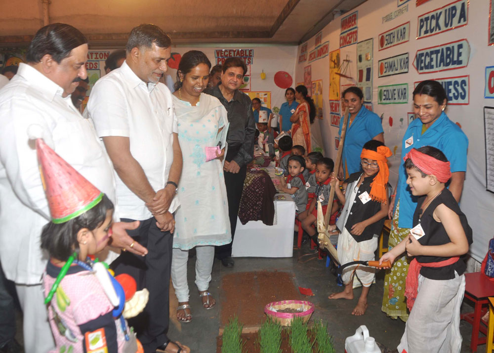 MRCC PRESIDENT KRIPASHANKAR SINGH ,MINISTER VARSHA TAI GAIKWAD IN WAKE UP ! 2011 SCIENCE EXHIBITION AT NAPOO HIGH SCHOOL CHINCH POKLI.