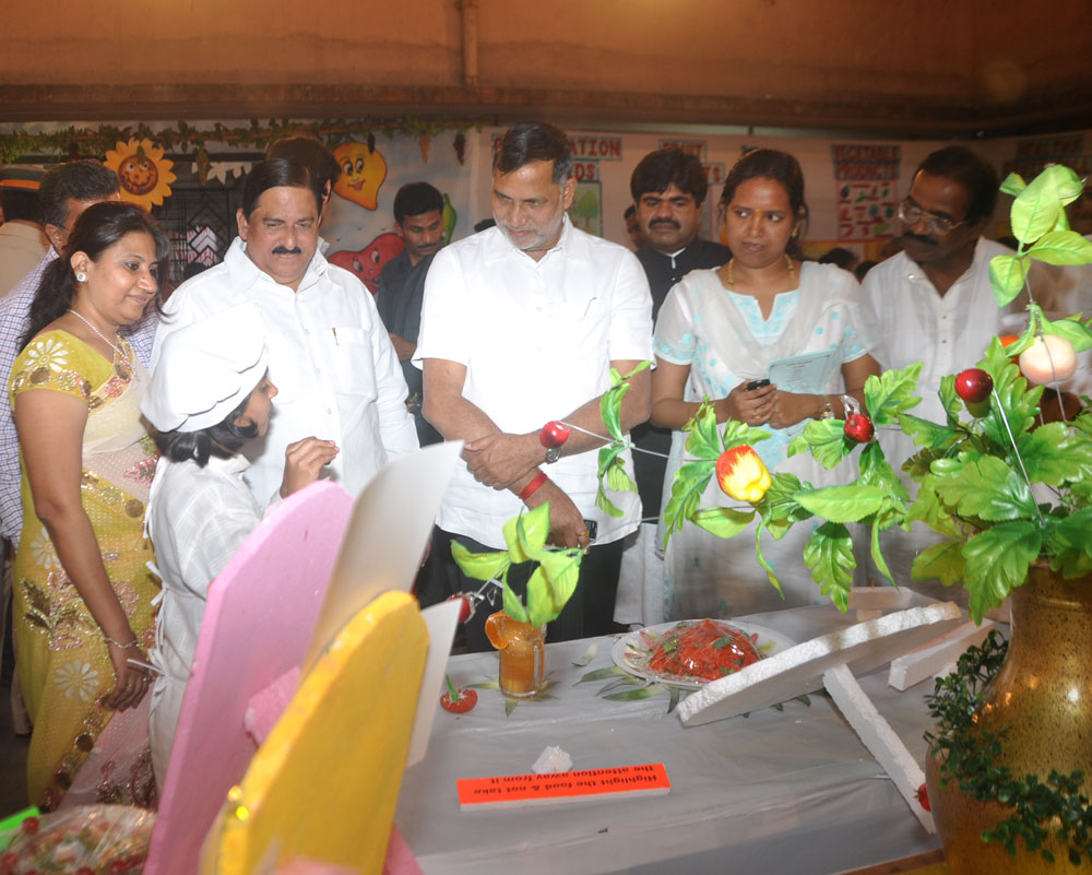 MRCC PRESIDENT KRIPASHANKAR SINGH ,MINISTER VARSHA TAI GAIKWAD IN WAKE UP ! 2011 SCIENCE EXHIBITION AT NAPOO HIGH SCHOOL CHINCH POKLI