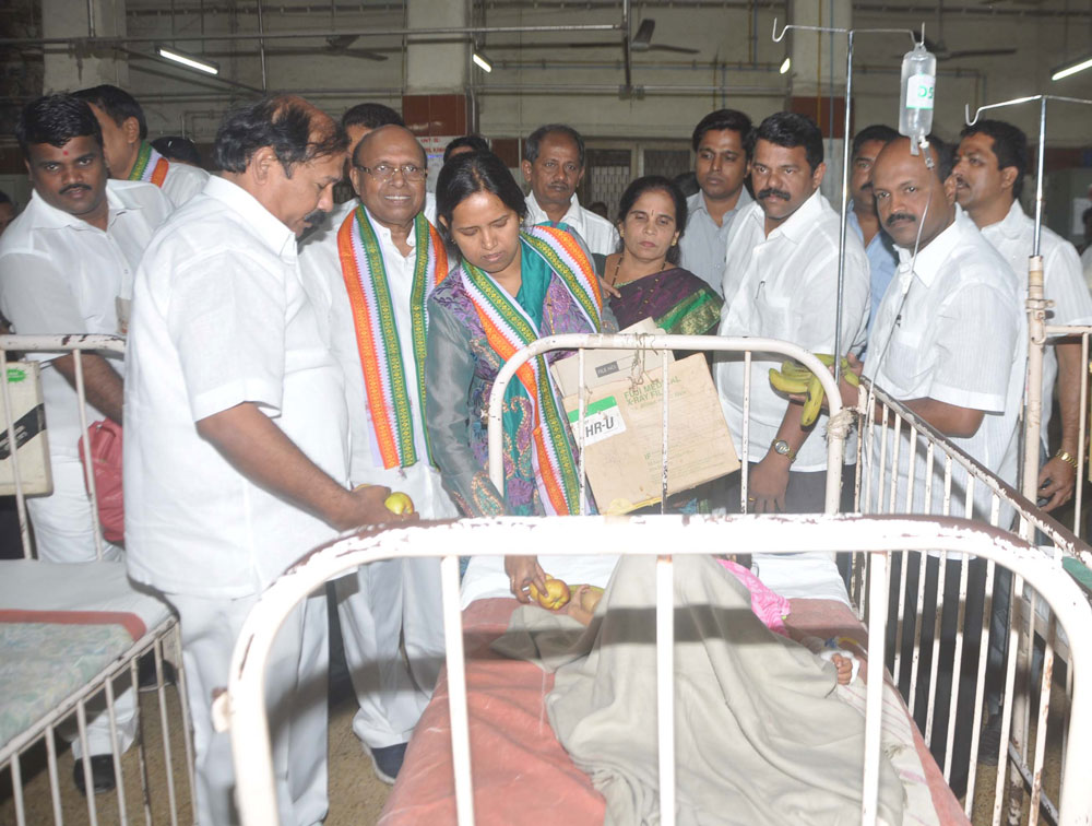 M.P.EKNATH GAIKWAD BIRTHDAY CELEBRATED AT K.E.M.HOSPITAL.