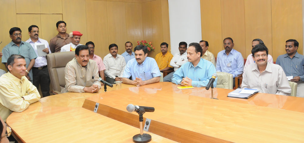CHIEF MINISTER PRITHVIRAJ CHAVAN MANTRALAYA STAFF MEETING.
