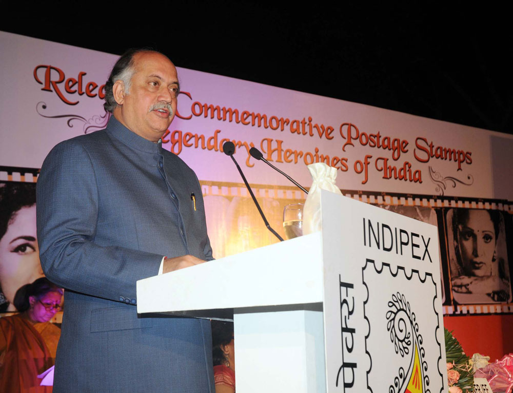 UNION MINSTER OF HOME & COMMUNICATIONS AND INFORMATION TECHNOLOGY SHRI GURUDAS KAMAT RELEASED A SET 6 STAMPS ON LEGENDARY HEROINES OF INDIA AT A FUNCTION IN NEW DELHI.