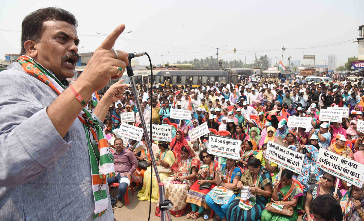 Mumbai Congress President Sanjay Nirupam with Team Protest against Dumping Ground issue at Deonar.