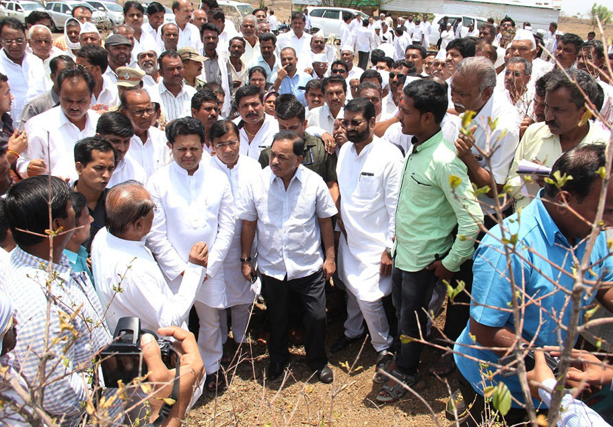 Congress Senior Leaders & Former Chief Minister's Narayanrao Rane visited Latur Drought Area in Maharashtra.