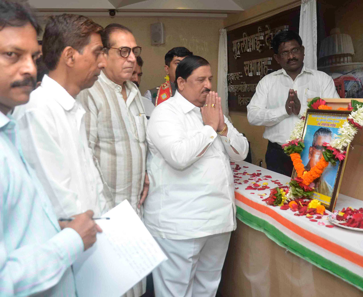 MRCC PayingTribute to Late Former Chief Minister Vasantrao Naik at Rajiv Gandhi Bhavan.