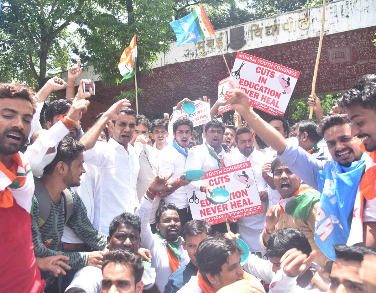 Mumbai Youth Congress & Mumbai NSUI " Bheek Mango Andolan " Begging the University to Declare Results of the Students.