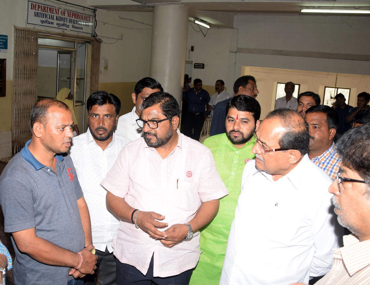 Opposition Leader Radhakrishna Vikhe Patil & Raju Shetty to meets Farmer Dharma Patil at JJ Hospital .