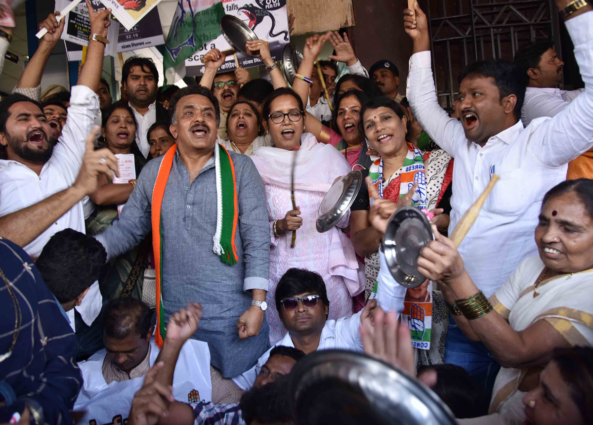 MRCC President Sanjay Nirupam with Team at Churchgate Station Protest against BJP Govt.