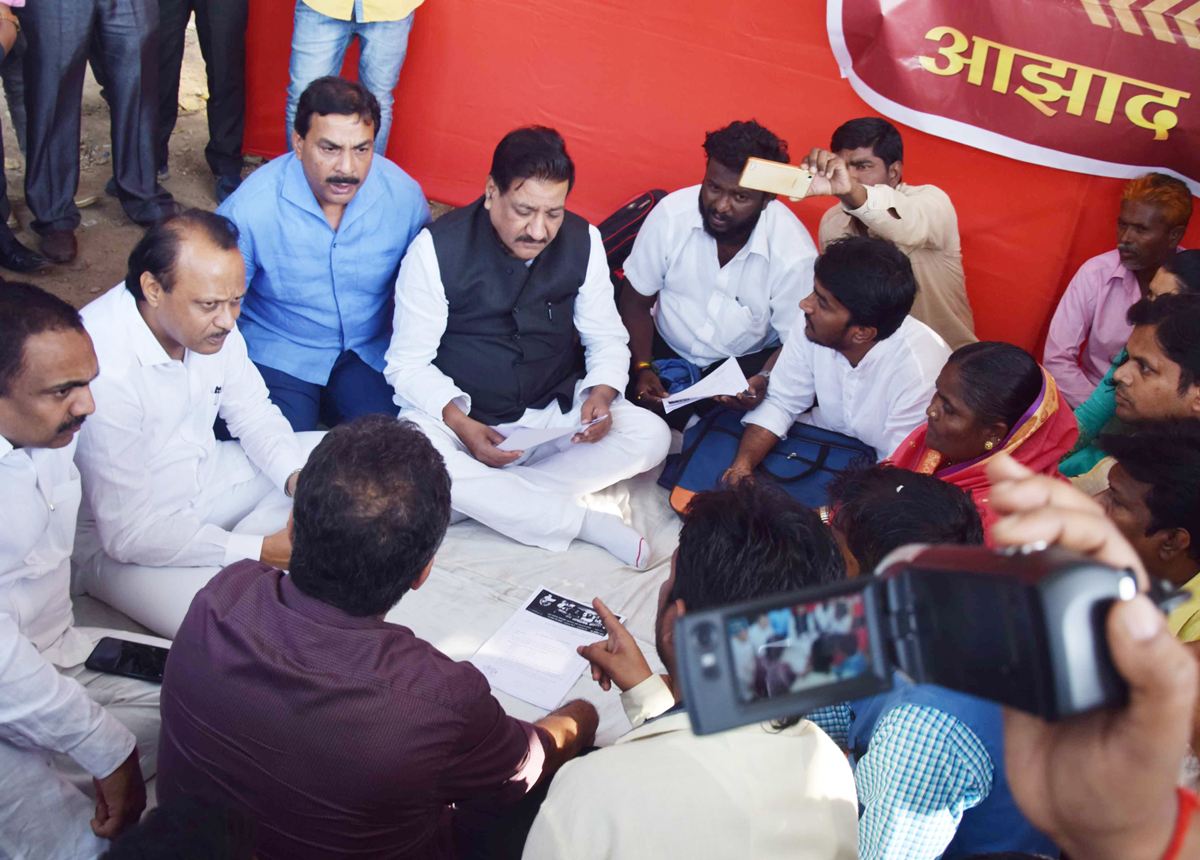 Congress-NCP Leaders visit Azad Maidan Meeting Various People,s Sitting on Andolan Agitation on thier Issues against Govt.