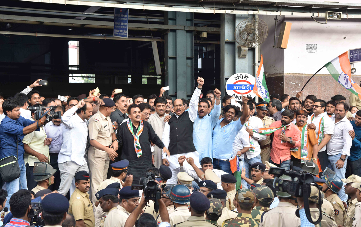 Congress Leaders at Andheri Station for Rail Roko on todays Bharat Baandh.
