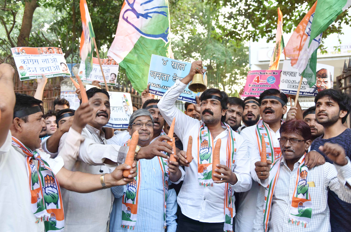Maharashtra Pradesh Congress Secretary Sayed Zeeshan Ahmed Protest Against 4 Year Maharashtra Government at Mumbai Congress Office Azad Maidan.