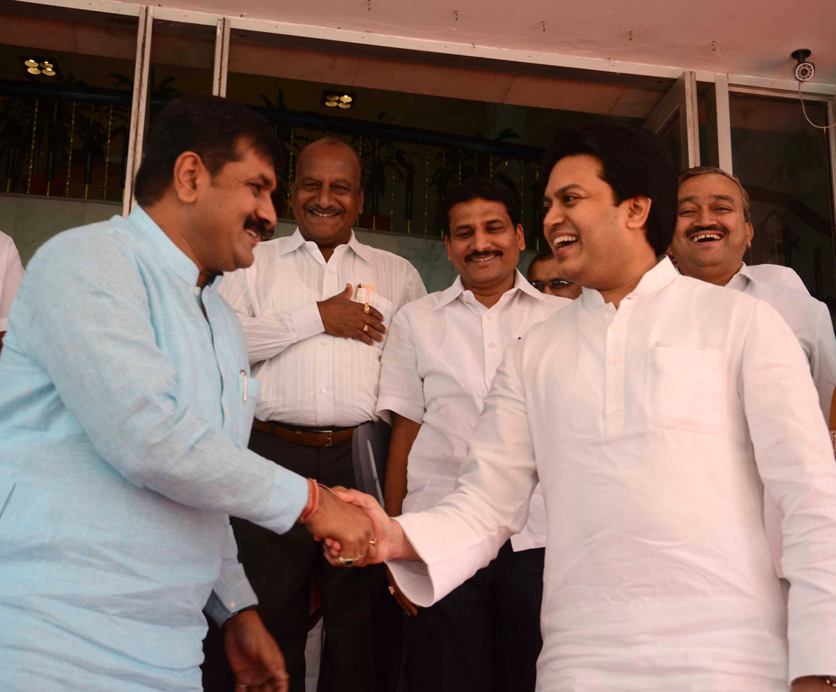 STATE MINISTER SACHIN AHIR & MLA AMIT DESHMUKH GREETING EACH OTHER ON THIER BIRTHDAY AT VIDHAN BHAVAN MUMBAI.