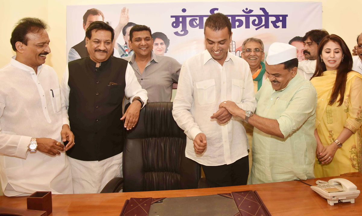 Mumbai Regional Congress Committee Newly Appointeed President Milind Deora Taking Charge from Former MRCC President Sanjay Nirupam at Mumbai Rajiv Gandhi Bhavan.