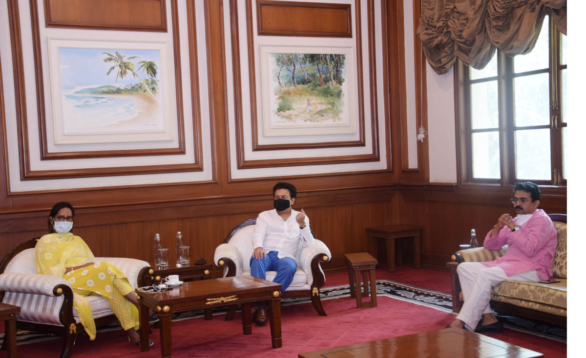 Minister Amit Deshmukh,Minister Varshatai Gaikwad & MP Rajiv Satav meets at Sahyadri Guest House.