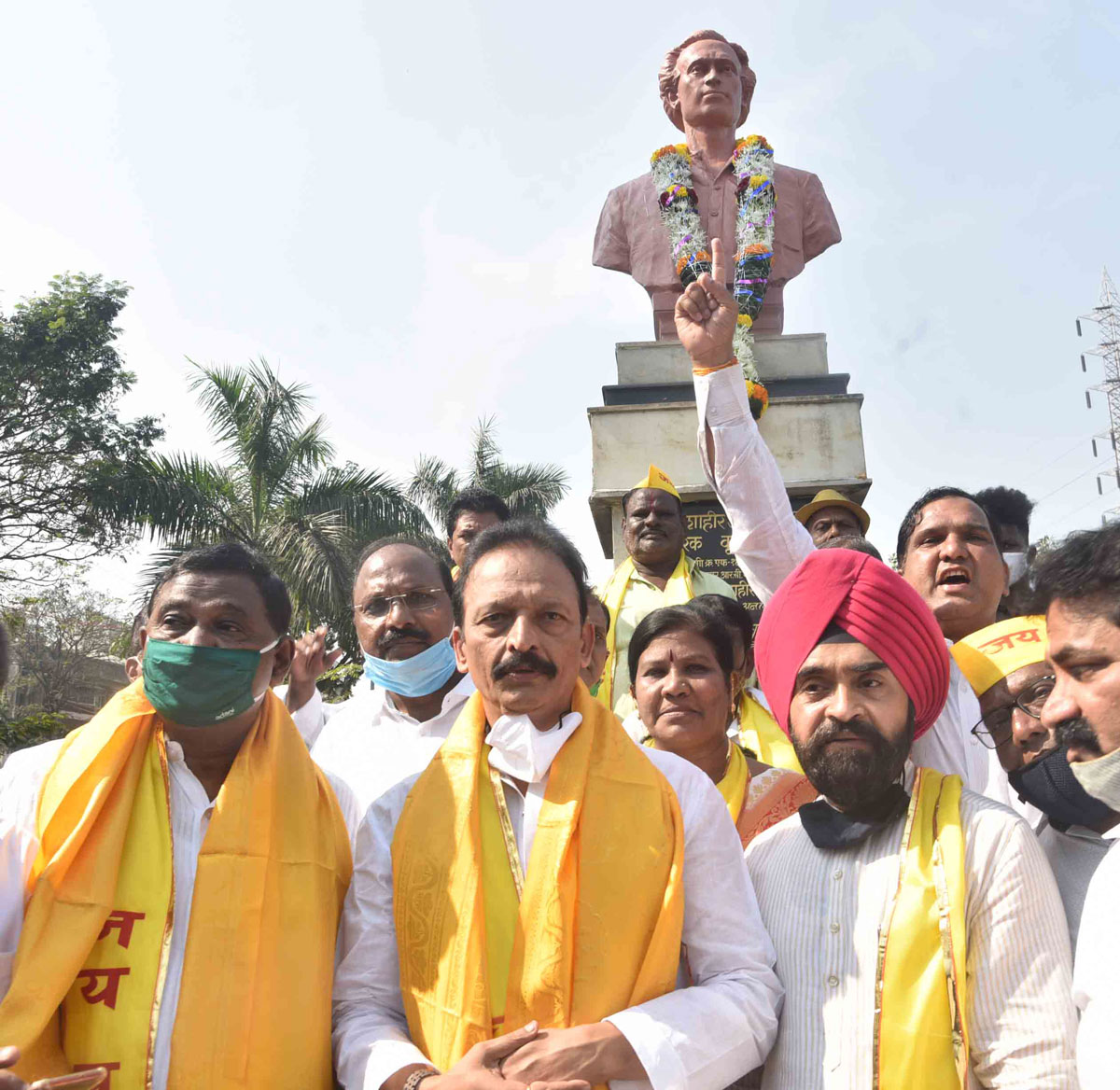Newly Appointed Mumbai Congress President MLC Bhai Jagtap & Working President Charansingh Sapra offers Floral Tribute to Statues in Mumbai of Great Personalities & aslo Visited Gurudwara,Jain Temples  in Mumbai for Blessing.