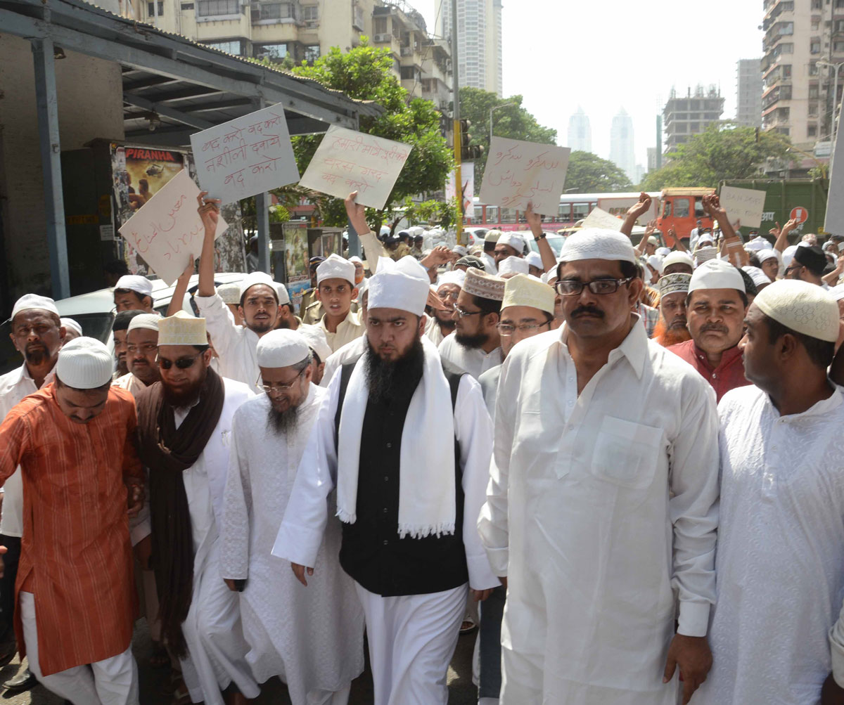 MOULANA MOIN MIYA & ALL MOULANA'S PROTEST AGAINST THE ARREST OF FOUR INNOCENT STUDENTS ON FALSE CHARGES AT NAGPADA POLICE STATION.