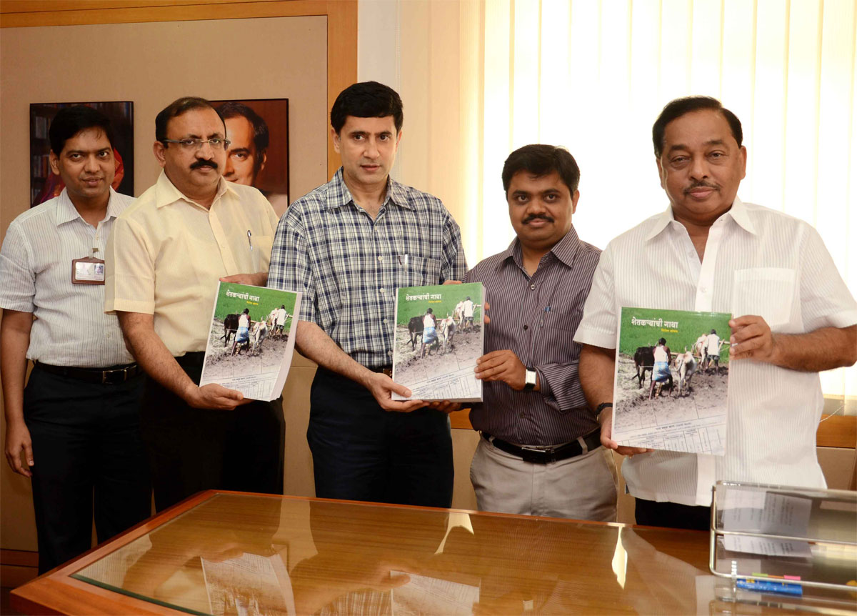 MINISTER NARAYANRAO RANE INAUGURATES A BOOK BY NILESH JADHAV "SHETKRAYANCHI GATHA" AT MANTRALAYA.