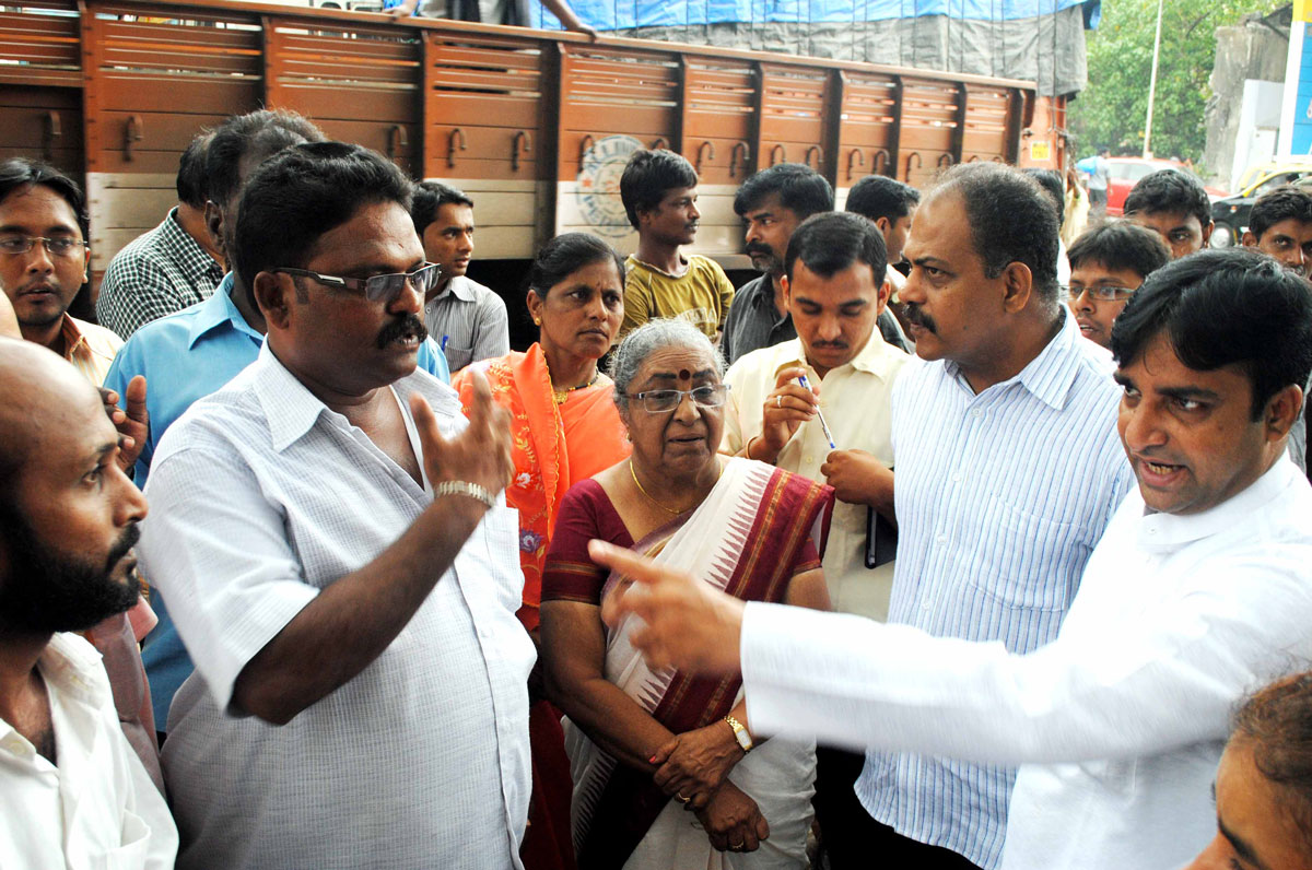 MLA ANNIE SHEKHAR & MUNICIPAL CORPORATER JAVED JUNEJA ROUND WARD NO 223.