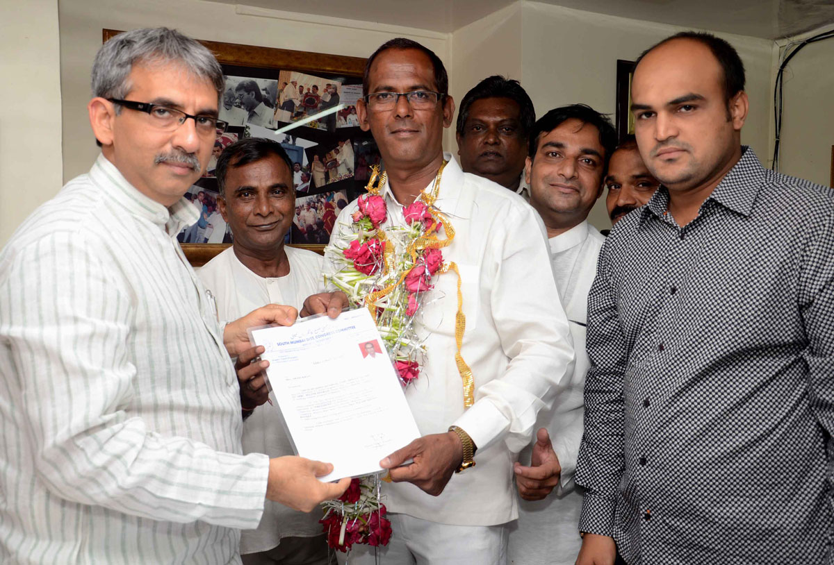 MLA AMIN PATEL FELICITATED BY NEWLY APPOINTED MUMBADEVI ASSEMBLY MINORITY PRESIDENT SHAFIQUE KHAN AT NAGPADA OFFICE.