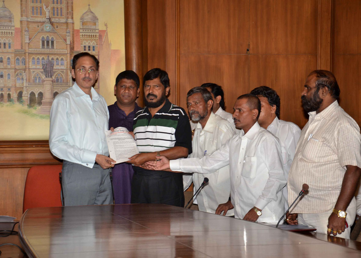 RPI PRESIDENT RAMDAS ATHAWALE &TEAM MEETS BMC COMMISSIONER SITARAM KUNTE AT BMC HEAD OFFICE.