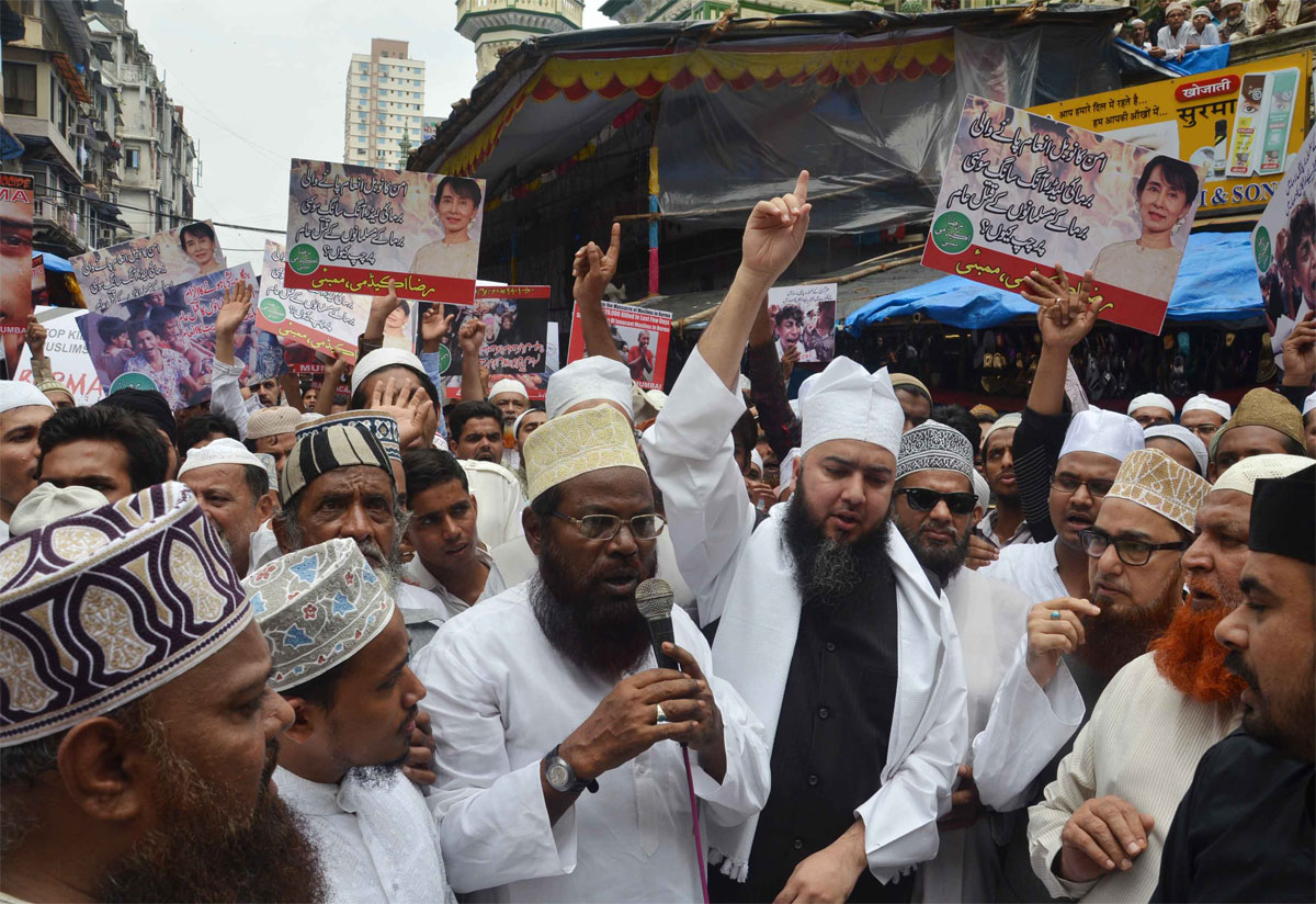 MASS PRAYER & PEACEFUL PROTEST AGAINST D KILLING OF MUSLIMS IN BURMA & ASSAM AT MINARA MASJID.