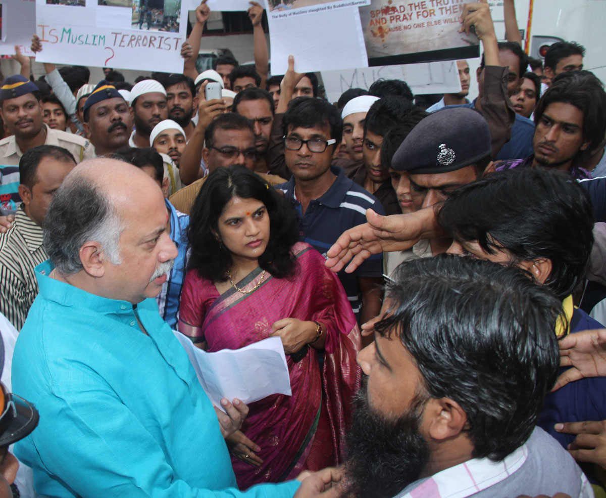 MASS PRAYER & PEACEFUL PROTEST AGAINST THE KILLING OF MUSLIMS IN BURMA & ASSAM MUMBAI MUSLIM'S COMMUNITY  DELEGATES MEETS M.P.& EX UNION MINISTER GURUDAS KAMAT AT JUHU.
