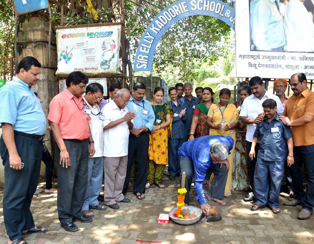 MUNICIPAL CORPORATER MANOJ JAMSUTKAR BHOOMI POOJAN OF WORK AT MAZGAON TADWADI.