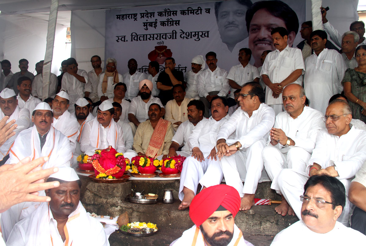 VILASRAO DESHMUKH ASTHI VISARJAN PROGRAME HELD AT BANGANGA.
