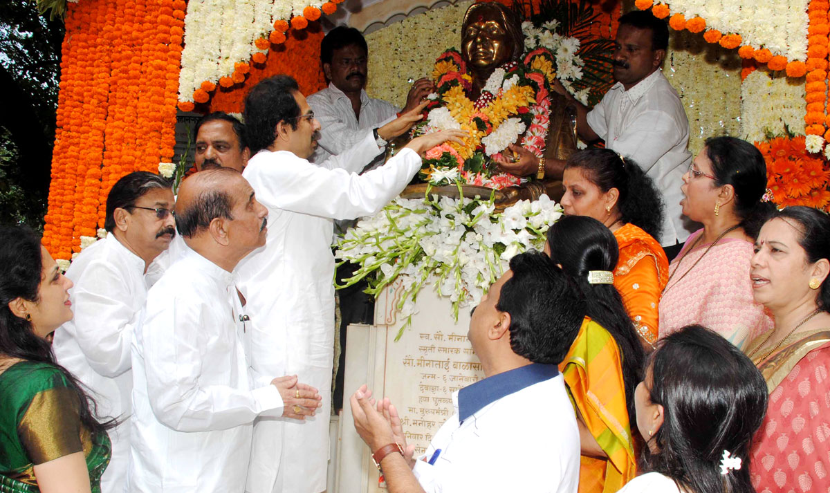 SHIV SENA WORKING PRESIDENT UDHAV THAKRE TRIBUTE TO LATE.MINA TAI THAKRE ON HIS DEATH ANNIVERSARY AT SHIVAJI PARK.
