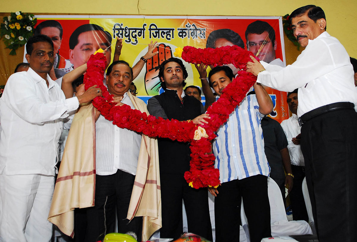 MINISTER NARAYANRAO RANE,M.P.NILESH RANE,YOUTH CONGRES LEADER NITESH RANE AT SHIRDI.