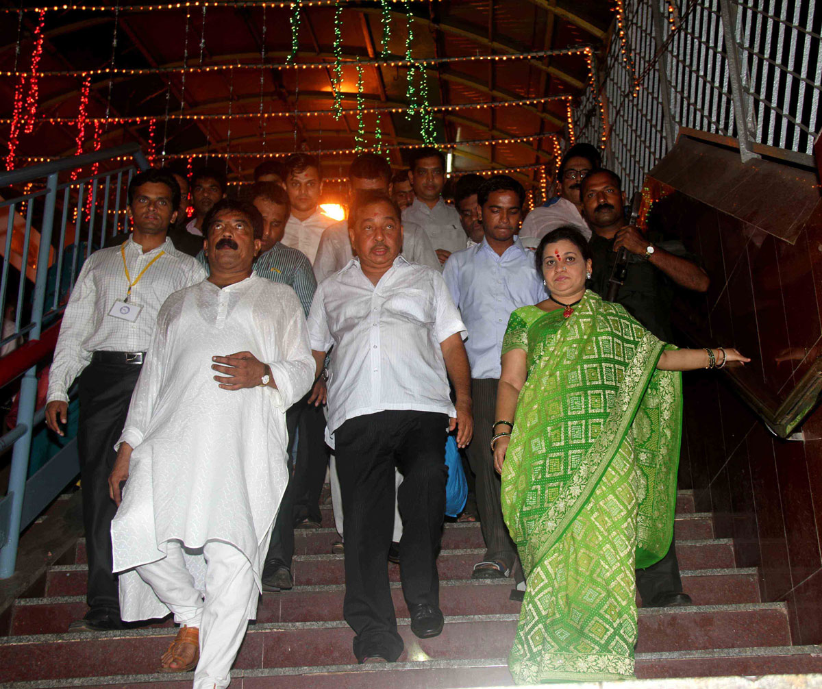 MINISTER FOR INDUSTRIES NARAYANRAO RANE WITH WIFE SMT.NILAM TAI RANE AT MAHALAXMI MANDIR.