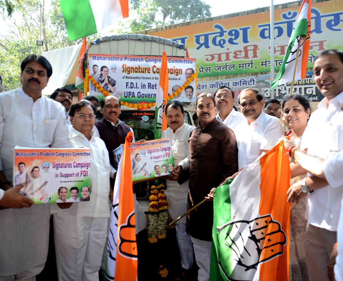 MPCC PRESIDENT MANIKRAO THAKRE FLAG OFF 20 LAKH SIGNATURES CAMPAIGN MAHARASHTRA FARMER IN SUPPORT OF DECISION OF FDI IN RETHAIL BY UPA GOVERNMENT.