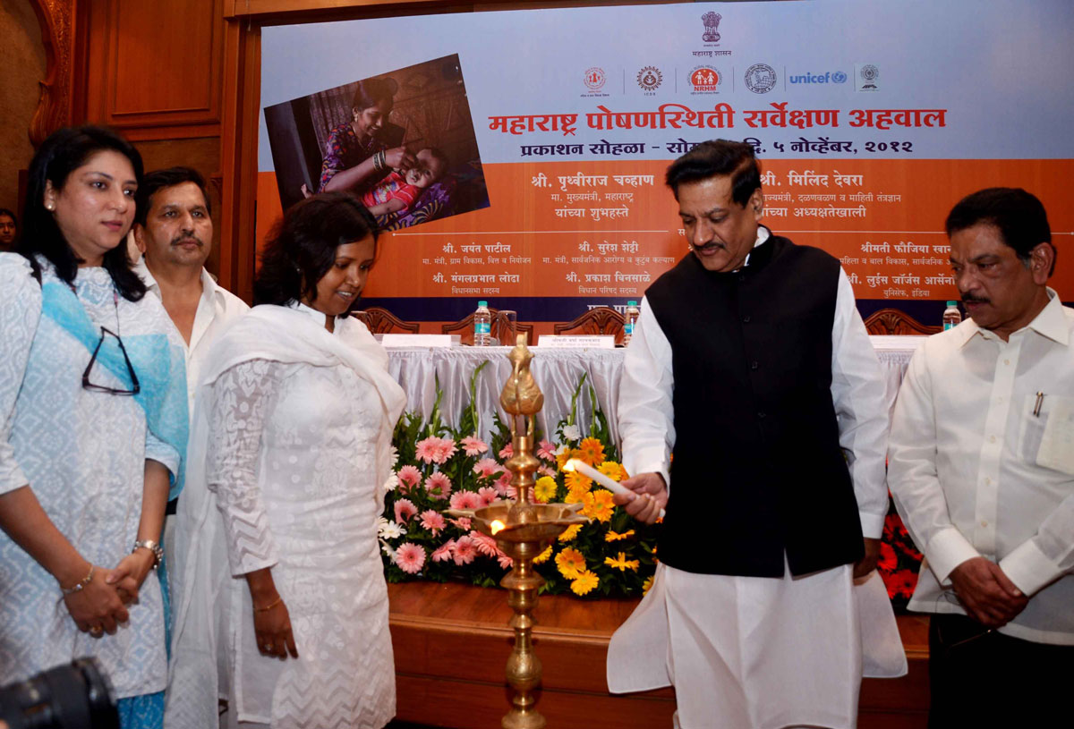 CHIEF MINISTER PRITHVIRAJ CHAVAN INAUGURATION BOOK OF MAHARASHTRA POSHANSTHITHI SARVESHAN AHAWAL & RAJMATA JIJAU AROYGA POSHAN ABHIYAN AT SAHYADRI GUEST HOUSE.