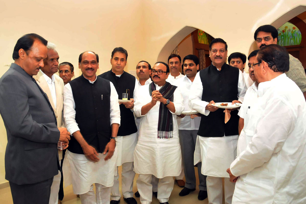 TEA PARTY BY CHIEF MINISTER PRITHVIRAJ CHAVAN BEFORE A EVE OF WINTER SESSION AT NAGPUR.