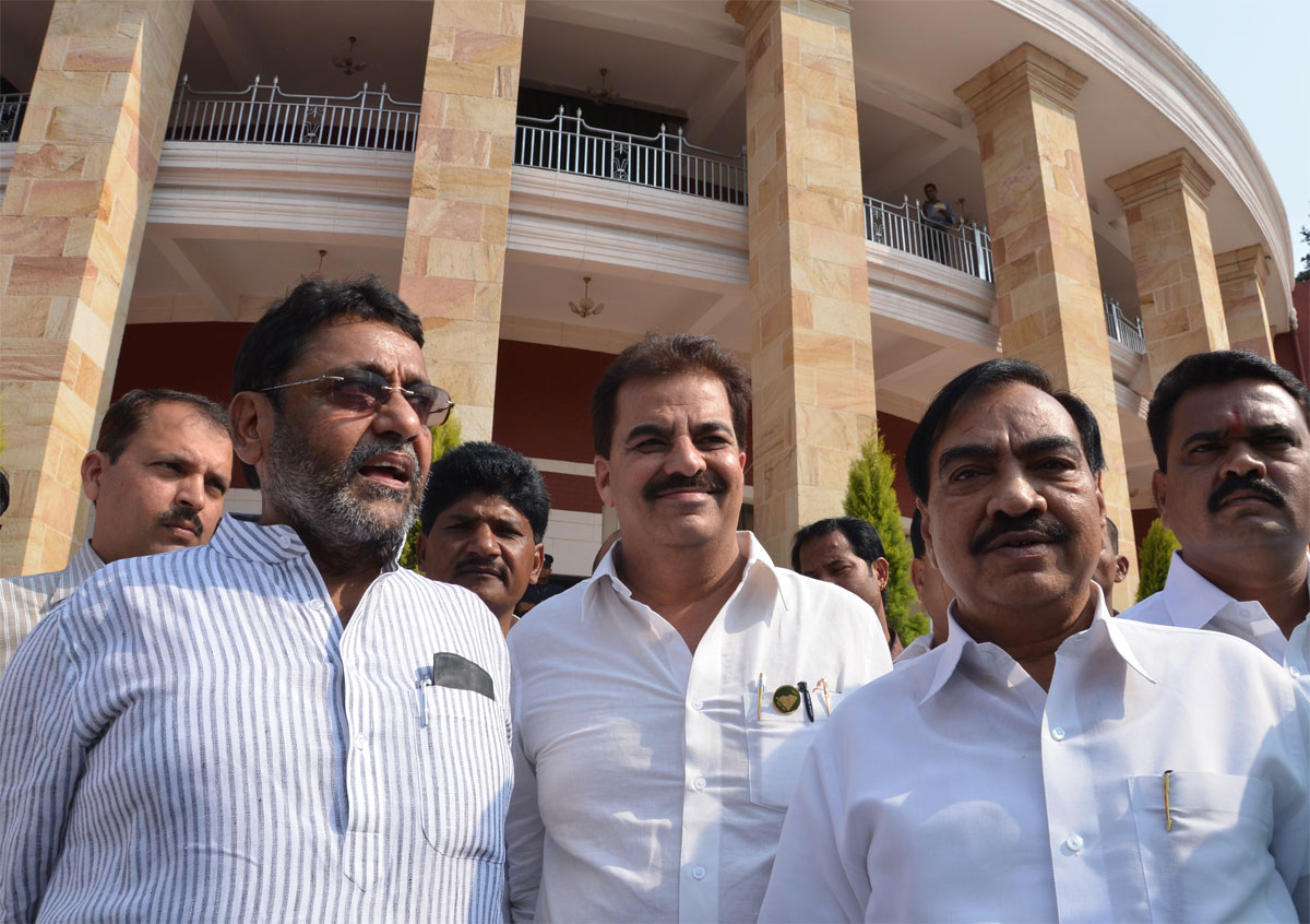 OPP.LEADER EKNATH KHADSE & NCP MLA NAWAB MAILK AT NAGPUR VIDHAN BHAVAN ON 1ST DAY OF WINTER SESSION.
