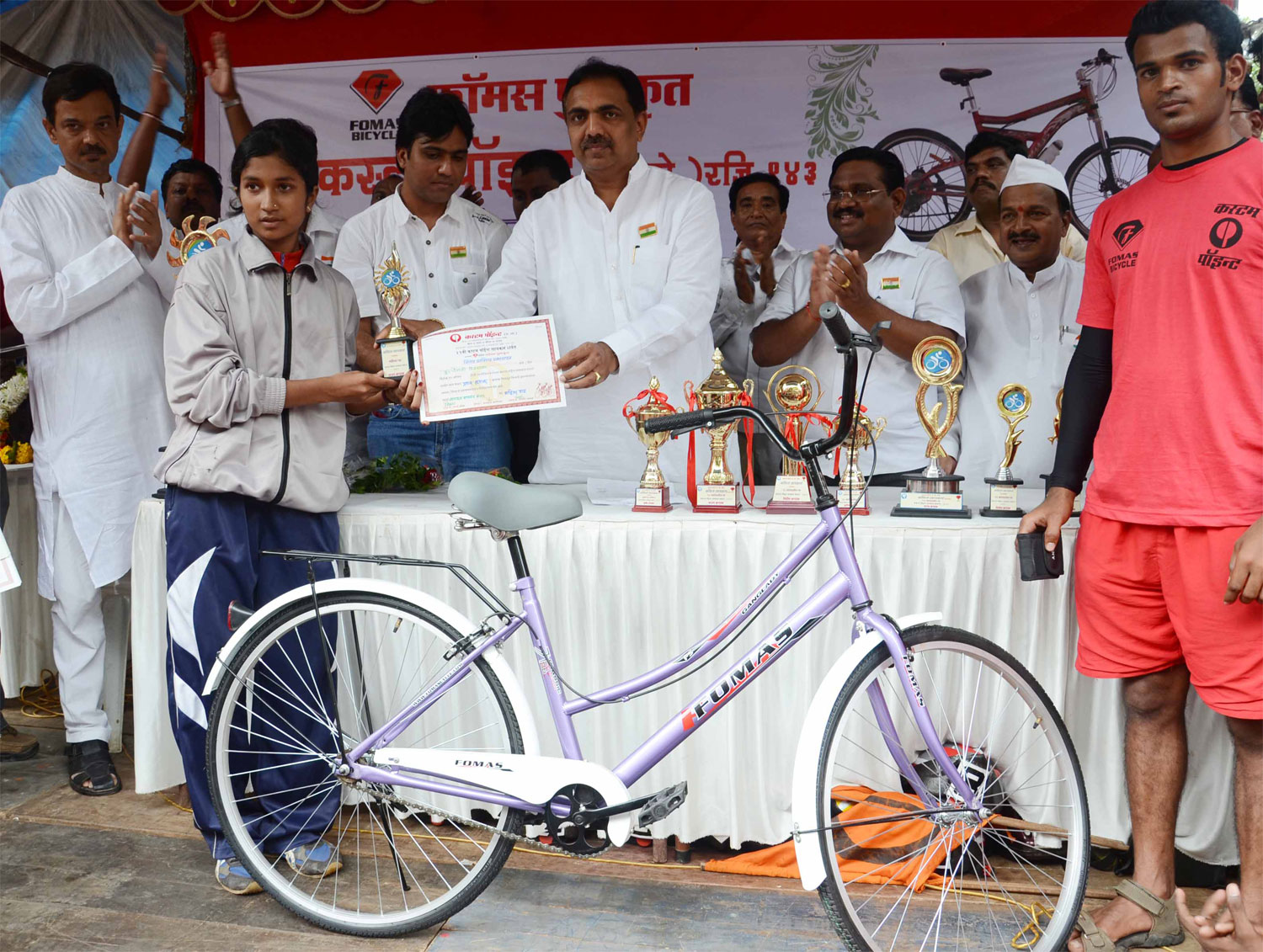 GUARDIAN MINISTER OF MUMBAI JAYANTRAO PATIL ON FOMAS CYCLIST RACE-2011 AT DADAR PRABHADEVI.